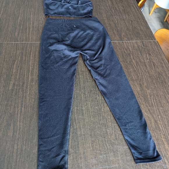 Lolë Workout Kit - Sweat Tech Rib Bra & Leggings - Picture 9 of 14